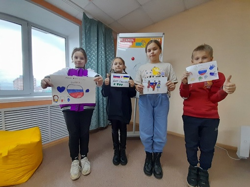 Сегодня в подростковом клубе настольных игр «Снайпер» прошла выставка рисунков «Мы- едины», посвящённая Дню…