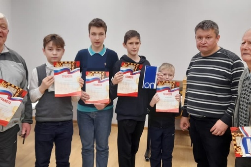 Сегодня, на базе Молодежного центра «Барс», прошёл сеанс одновременной игры по шахматам, при участии…