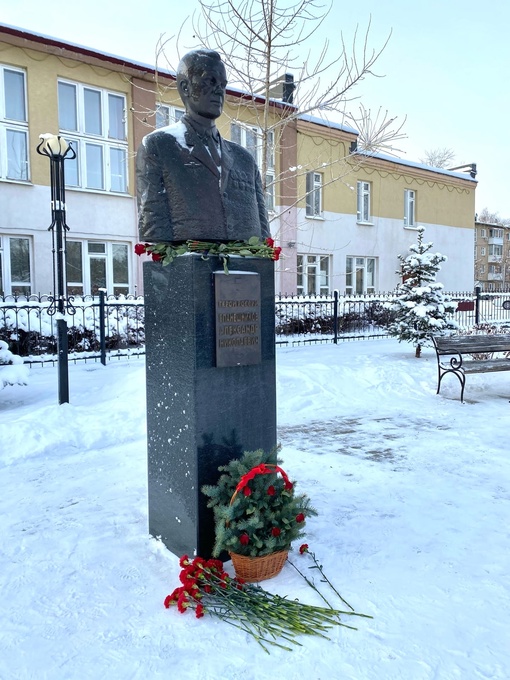 Сегодня, в сквере имени Героя России Александра Епанешникова, расположенном на территории МБОУ «СОШ N3»…