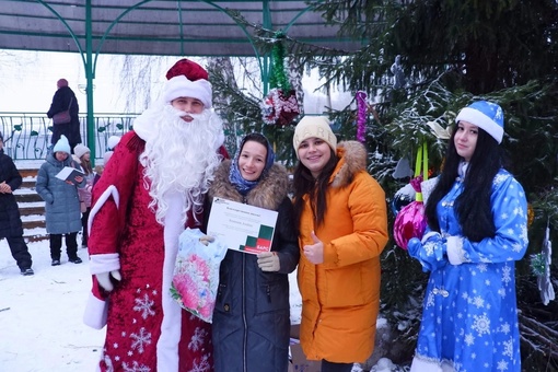 Активистов подростковых клубов г.Елабуга награждали на елке в Пионерском парке. Благодарственные письма и подарки…