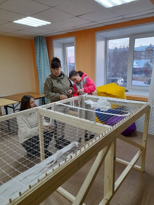 В Молодежных(подростковых) клубах «Снайпер» и «Белая ладья» воспитанники-патриоты участвуют в плетении маск-сетей. Дело это…