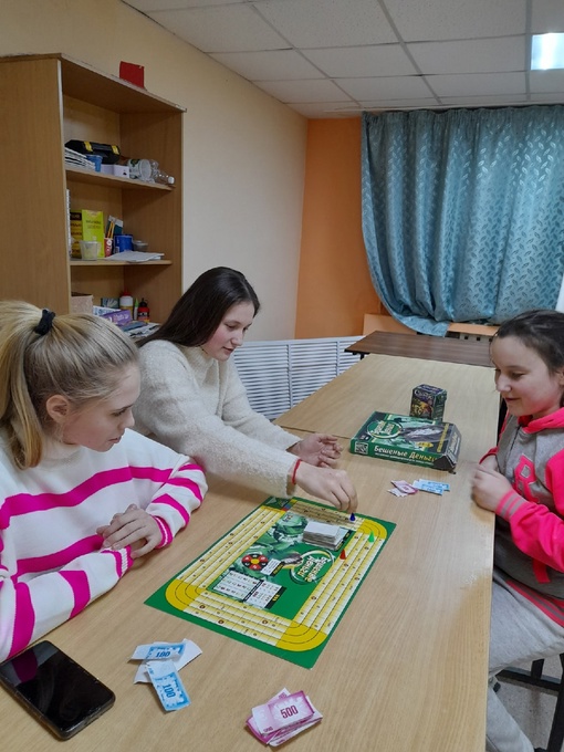 26 января в подростковом️️️ клубе настольных игр ребята соревновались в настольную игру «Бешеные деньги»….