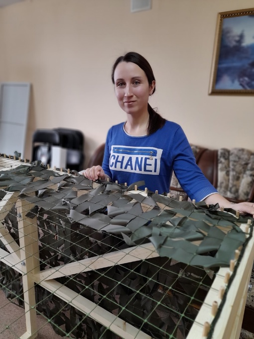 Сегодня в подростковом клубе ️️️настольных игр «Снайпер» продолжается работа по плетению маскировочных сетей. И…