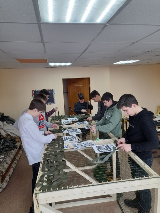 Ребята подросткового клуба настольных игр «Снайпер» присоединились к флешмобу «Добрые дела». Плели маскировочные сети…