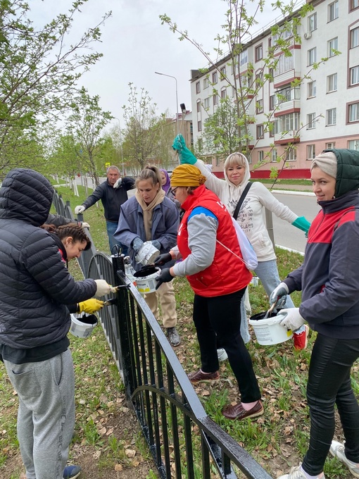 Сегодня сотрудники МЦ «Барс» красили заборы по улице проспект Мира. Бүген «Барс» яшьләр үзәге…