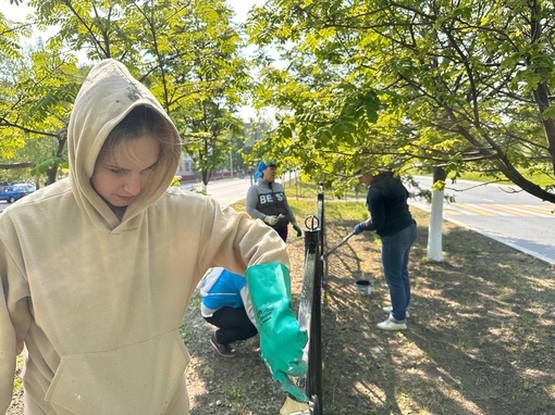 Сегодня сотрудники Молодежного центра «Барс» приняли участие в городском двухмесячнике #эковесна2023 #эковеснаелабуга Были выкрашены…
