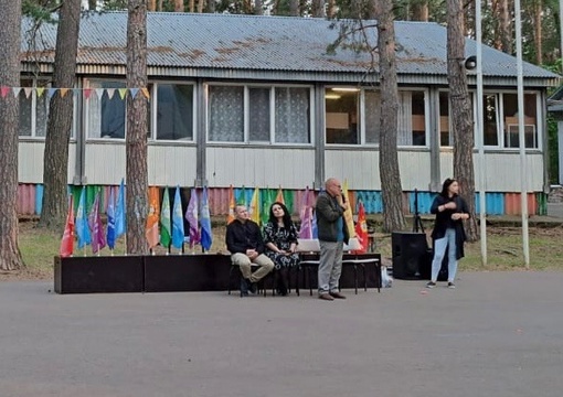На закрытие профильной волонтерской смены «Время добра» Молодежного центра «Барс» приезжали очень важные гости,…